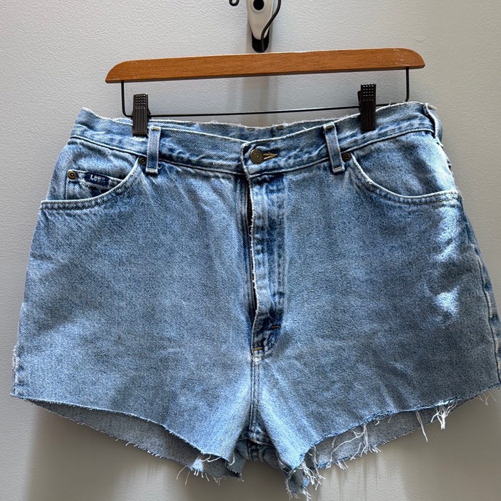 Lee denim cutoff raw hem vintage high waist mom shorts. Waist size 32”